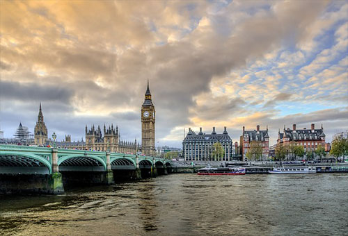 Imagem de monumentos em Londres com acesso ao rio Tâmisa.