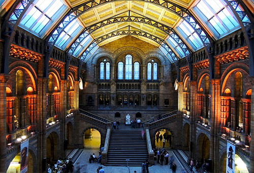 Imagem do hall de entrada do Museu de História Natural em Londres, Inglaterra.